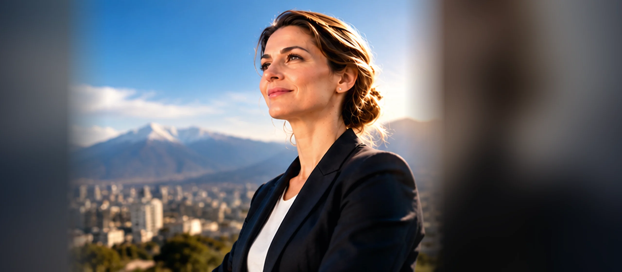 Ejecutiva frente a la cordillera y la ciudad